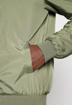 Pier One Giubbotto Bomber - Olive 11 Pier One Giubbotto Bomber - Olive -Negozio online Pier One Italia f01688b544f04c2d97a595ab3180822d scaled