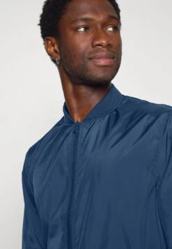 Pier One Giubbotto Bomber Dark Blue Uomo Giacche YO122T02C-K11 -Negozio online Pier One Italia f471d7cddf4d4350a56d062a538415d3