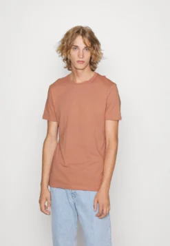 Pier One 5 PackT-Shirt BasicStone/Blue/Mottled Light GreyUomo T-shirt E Polo PI922O0GY-C12 -Negozio online Pier One Italia f49e698707f341619442536da83fa1ba scaled