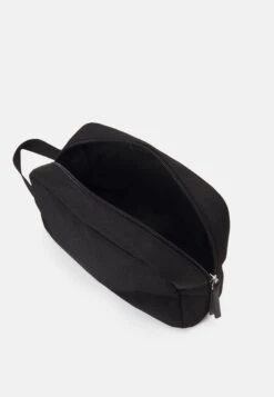 Pier One TrousseBlack Uomo Borse PI952H06N-Q11 -Negozio online Pier One Italia f5c1775f4f7d4b7bb98a15ef62ac1603