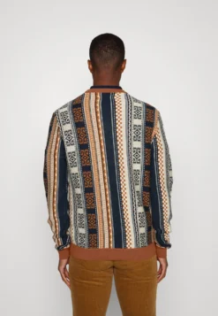 Pier One MaglioneMulti-Coloured Uomo Maglieria PI922Q0BE-T11 -Negozio online Pier One Italia f748f0e4c3a54b2bbc9b26b9f2c2b4f6 scaled