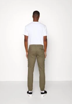 Pier One 2 Pack - Pantaloni Cargo - Olive/Black -Negozio online Pier One Italia fc902c85933545cebb3dd199ee7ba342