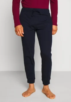 Pier One 2 PackPantaloni Del PigiamaDark Blue/Bordeaux Uomo Per La Notte PI982L00I-K11 9 Pier One 2 PackPantaloni Del PigiamaDark Blue/Bordeaux Uomo Per La Notte PI982L00I-K11 -Negozio online Pier One Italia fe08152c51c849aaa4467e374f9208b7 scaled