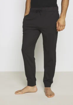 Pier One 2 PackPantaloni Del PigiamaBlack/Khaki Uomo Per La Notte PI982L00I-Q11 -Negozio online Pier One Italia fe5c2cc23c2e4fb890071d571c59f273 scaled